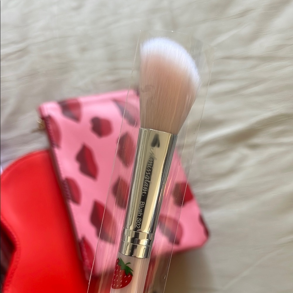 IPSY Heart-Shaped Red Women's cosmetic Bag-brush bundle - Picture 6 of 6